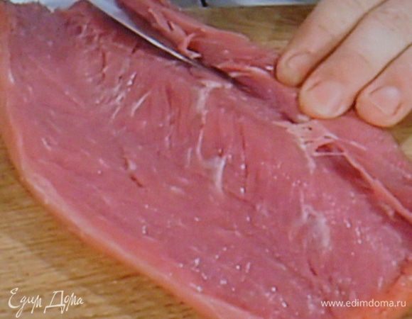 Для начинки пюрировать (измельчить в блендере) томаты с маслинами и небольшим количеством оливкового масла. Смешать с желтком и крошкой. Посолить, поперчить. Филе промыть, очистить от плёнок. Филе разрезать вдоль, как бы всё более его раскрывая и немного отбить. 