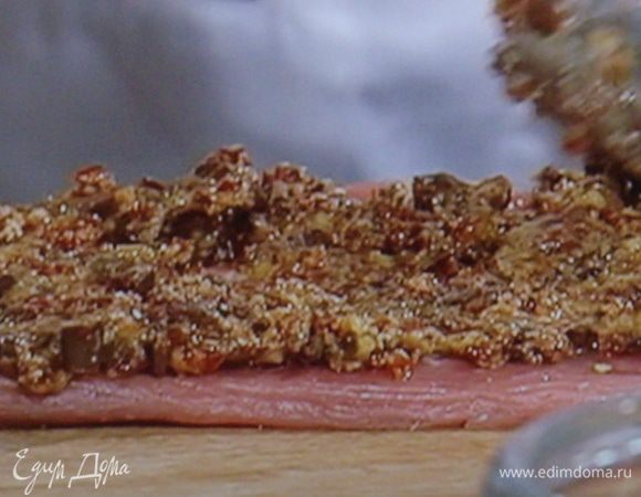 равномерно, оставив по краям свободные 0,5 см.