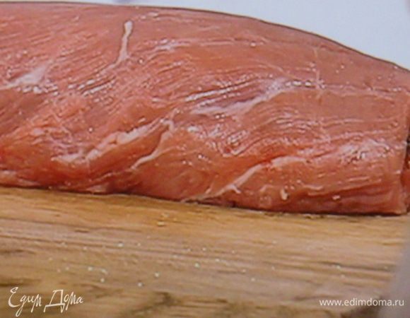 плотно скрутить филе в рулет. Посолить и поперчить.