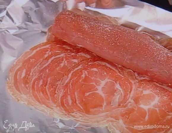 Выстелить фольгу, на неё расположить панчетту. Длина ряда панчетты должна соответствовать длине рулета.