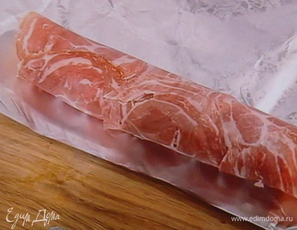 Сначала закрутить рулет в панчетту, затем плотненько в фольгу, закрутив кончики, как фантики  у конфеты. С боков проткнуть ножом в нескольких местах, чтобы дать возможность вытечь лишнему соку. Дырочки не должны быть большими и их не должно быть много.