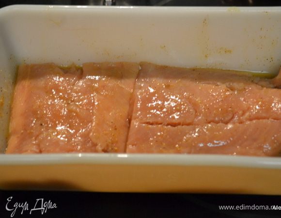 Выложить филе семги  и слегка смазать кисточкой приготовленной смесью.
Затем семгу приготовить на гриле или в духовке на противне примерно 15 мин.