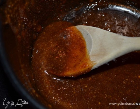 Остальную смесь поставить на слабый огонь и помешивать. Смесь должна убавиться и загустеть.