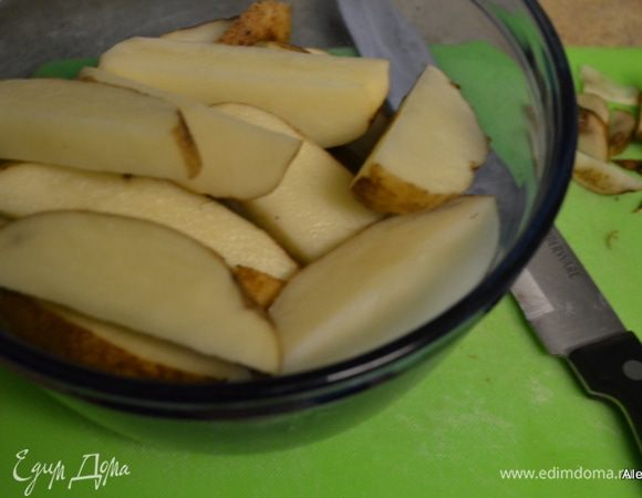 Разогреть духовку до 200°С. Картофель помыть, порезать дольками.