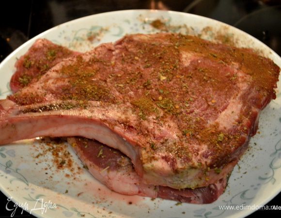 Посыпать этой смесью стейки с 2х сторон.