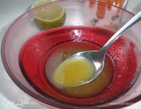 В миске смешать 2 ст. л. масла грецкого ореха , 1 ст. л. сока лайма, 2 ст. л. мёда. 