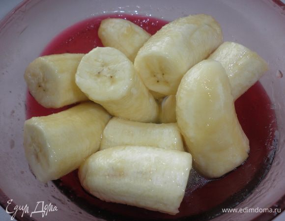 Бананы поместить в миску с соусом на 5 мин.