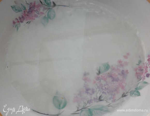 Возьмём листы рисовой бумаги.  Рисовые листы представляет собой тонкие, почти прозрачные, высушенные блинчики из рисового теста, которые при легком смачивании мгновенно становятся пластичными и податливыми. 
В миску с тёплой водой положите по очереди листы рисовой бумаги на 15 секунд, затем необходимо их выложить на салфетку, чтобы убрать излишки воды.