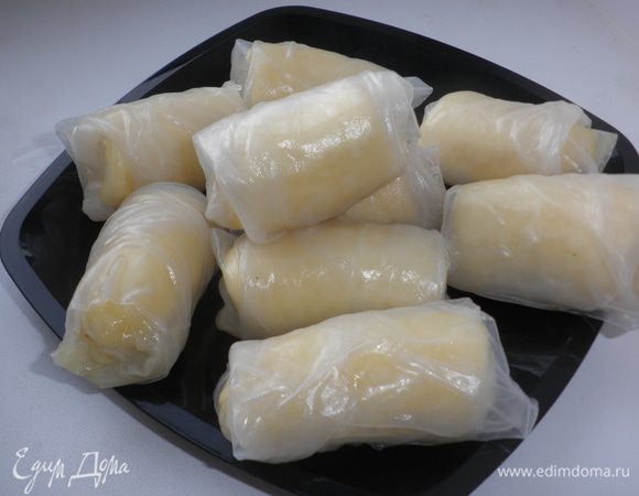 Традиционно сворачивание ролла производят на коврике. На мокрый блинчик выложить кусочек банана. Завернуть края блинчика, затем скатать трубочкой.  Если коврика нет, можно аккуратно свернуть рисовую бумагу в конвертик, предварительно завернув края блинчика внутрь. А затем обжарьте в небольшом количестве растительного масла с двух сторон.