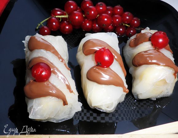 Готовый десерт украсьте растопленным шоколадом, фруктами , ягодами, мороженым или взбитыми сливками.  Итадакимасу!! (Приятного аппетита!!)