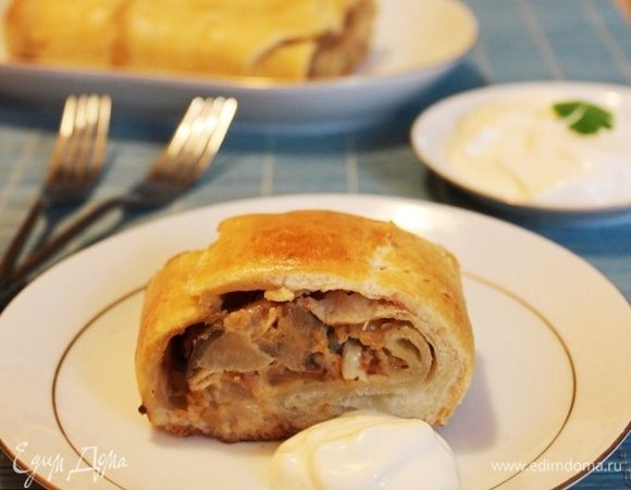 Выпекать штрудель при 200*С около 25-30 минут. Остудить. Подавать со сметаной. Приятного аппетита!