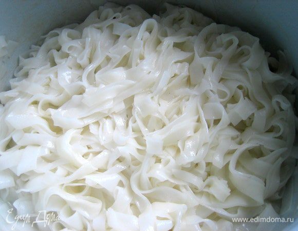 Варится совсем быстро...2-3 минуты! Откинуть на сито....