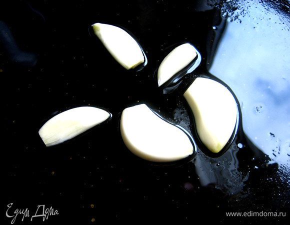 В это время разрезаем пополам зубчики чеснока и обжариваем в оливковом масле...Затем вынимаем и их можно съесть,кто любит жареный чеснок)))