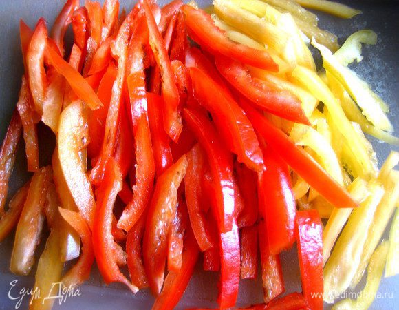 Сладкий перец нарезать тонкой соломкой (у меня местный,поэтому две штучки разные по цвету!).