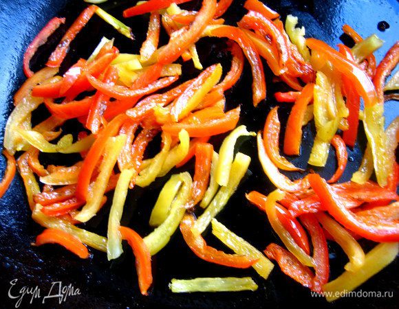 Обжариваем слегка в том масле,в котором был чеснок.