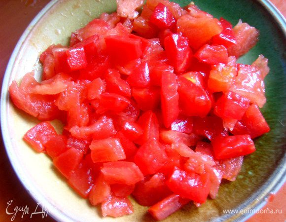 Теперь томаты....Нужна только их мякоть без кожицы и семян. Нарезать кубиками!