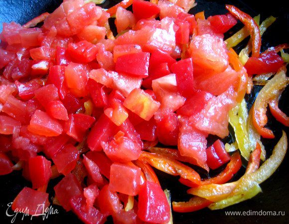 Отправляем в сковороду к перцам...