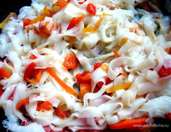 Лапшу добавляем в сковороду к овощам...Количество смотрите сами...У меня осталась лапша.