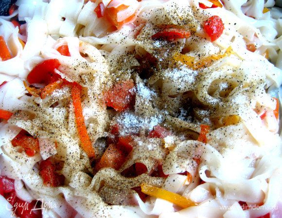 Поперчить на данном этапе...и если нужно-посолить. Но впереди соевый соус,поэтому выбирайте,что лучше!