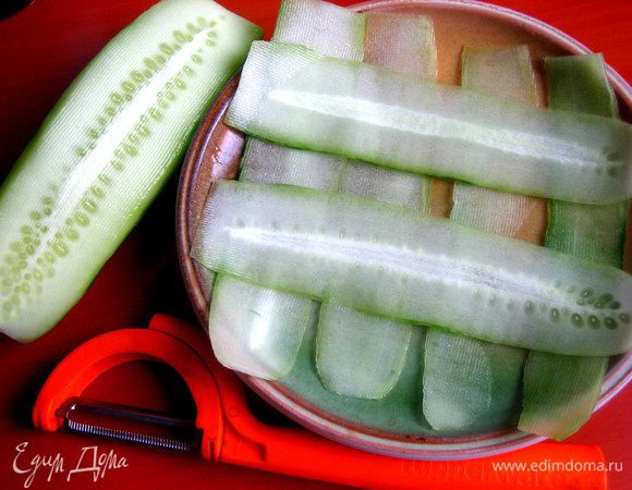 Огурцы можно добавить в тёртом виде,а можно рядом подать...Для этого спец. ножичком отрезаем тонкие огуречные пластинки...