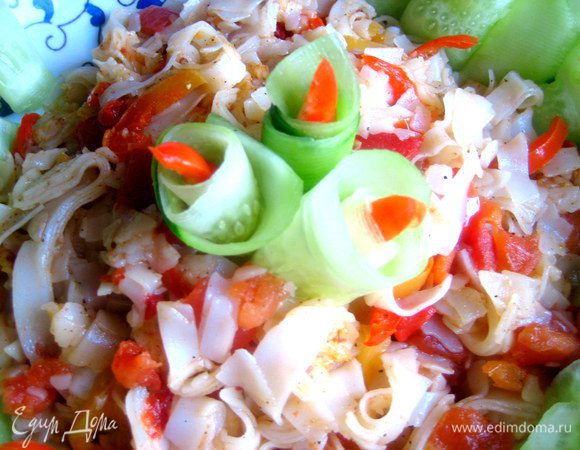 Выкладываем готовый салат на блюдо...Сворачиваем рулончики из огурцов и украшаем серединку!