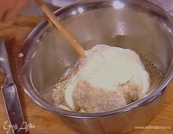 Порубить зелень (зелень можно взять любую, на ваш вкус). Пармезан натереть на тёрке. Смешать в миске рикотту,  пармезан, муку, соль, перец.
