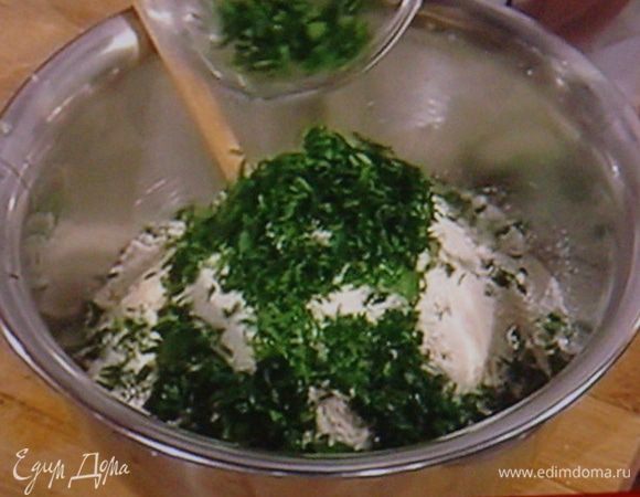 Добавить яйца и зелень и тщательно вымесить тесто. Часть зелени убрать в сторону.