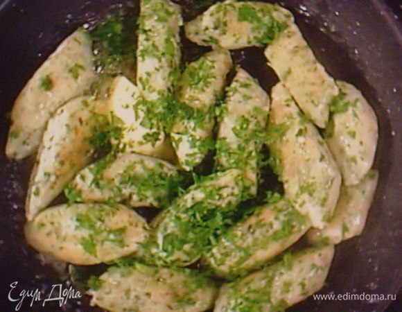 Разогреть масло на сковороде и слегка поджарить ньоки, притрусив их оставшейся зеленушкой.