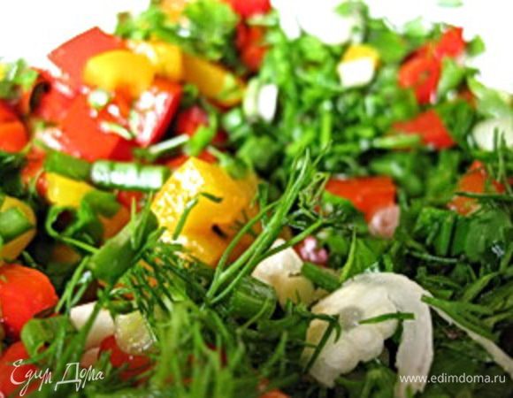 Сначала приготовим овощную начинку для рулетов. Для этого перец нарезать кубиками, лук и чеснок мелко нарезать кружочками, укроп и петрушку измельчить. Все смешать и слегка присолить.