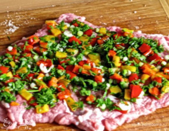 Теперь приступим к мясу. Можно сделать один большой рулет, но у меня был не совсем удачный кусочек и я разделила его на два. Мякоть телятины разрезать так, чтобы получился приблизительно прямоугольный пласт мяса. Отбить мякоть хорошенько, чтобы мясо стало очень рыхлым. Посолить и поперчить с двух сторон, затем выложить начинку и равномерно распределить по всей поверхности.