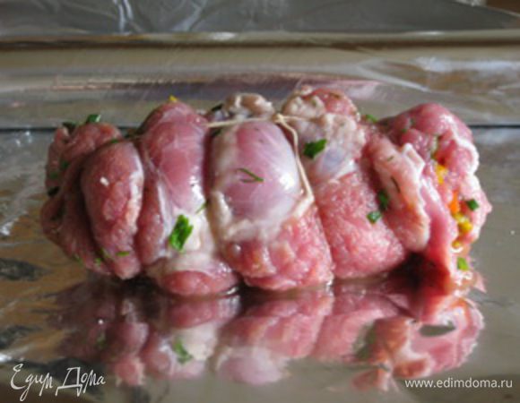 Свернуть мясо рулетиком и плотно перевязать кулинарной нитью.
