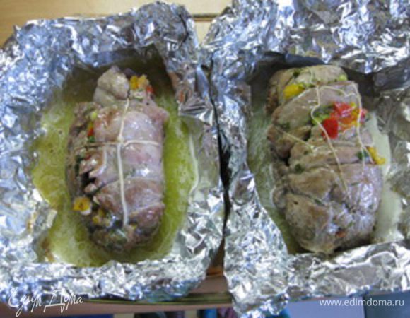 Запекать в разогретой до 220оС духовке 40 минут. Затем развернуть фольгу и полить рулеты растопленным сливочным маслом.
Поставить их открытыми в духовку и запекать еще 30 минут.