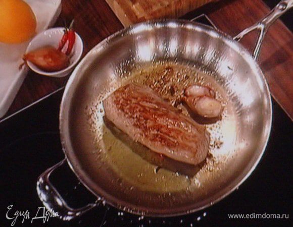 Филе промыть, обрезать плёнки, обсушить. Листики тимьяна (сейчас выращивают много разновидностей тимьяна: я встречала ананасовый, лимонный, обычный и апельсиновый, так вот если вам попадётся апельсиновый тимьян, то он идеально подойдёт к этому блюду!) отделить от веточек. Снять цедру с апельсина. Чеснок мелко порубить.  Из части тимьяна, чеснока, цедры и горчицы смешать маринад, посолить и поперчить.  
