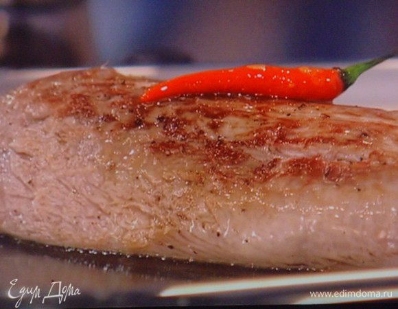 Растительное масло разогреть. Филе посолить. Духовку разогреть до 120°. Обжарить мясо со всех сторон. Разрезать шалот пополам, поместить его к мясу  и вместе с целым чили запекать в духовке около 30-40 мин. в зависимости от желаемой степени зажарки.