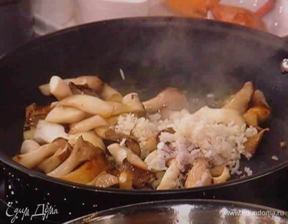 Оставшиеся 2 шалота и чеснок мелко порубить и вместе с очищенными и порезанными грибами поместить на разогретую сковородку с оливковым маслом  и довести до полупрозрачности шалота.