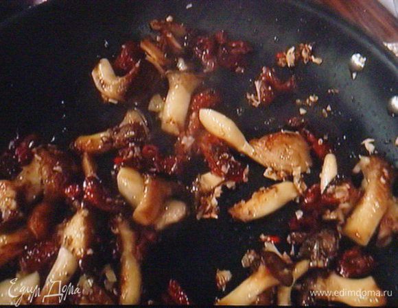 Когда луковые запахнут,  добавить мелко порезанные вяленые томаты, посолить, поперчить, добавить ложку меда, влить бульон, потушить грибы, пока не выпарится вся жидкость.