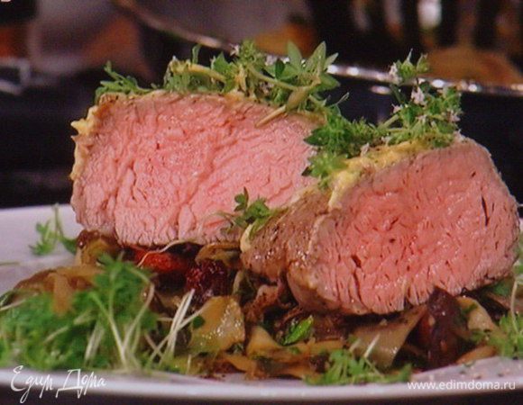 Филе достать из духовки, смазать обильно за ранее приготовленным маринадом, дать отдохнуть 10 мин. и порезать на порции. Подавать с грибным рагу, присыпав оставшимся тимьяном и крессом. Приятного аппетита !!