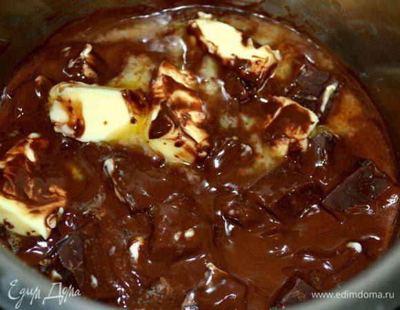 Подготовить шоколадный крем-мусс. На водяной бане (или в микроволновой печи) растопить шоколад и масло (желательно использовать соленое масло.) Тщательно перемешать и отставить.