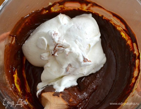 Теперь взбить сливки и аккуратно ввести их в шоколадный крем.