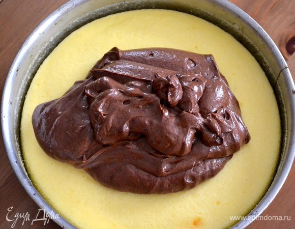 Выложить полученный крем на торт. Разровнять. И снова убрать в холодильник. Желательно на всю ночь...