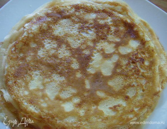 Напечь блинов. У каждой хозяюшки есть свои любимые рецепты блинов, так, что выбор за вами. Единственное условие блины поджаривать с одной стороны и складывать на тарелку поджаренной стороной наверх. 