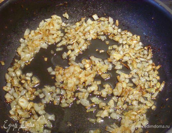 Лучок мелко порубить и поджарить до золотистого цвета. Не жалейте маслица, будущий фарш не должен быть сухим.
