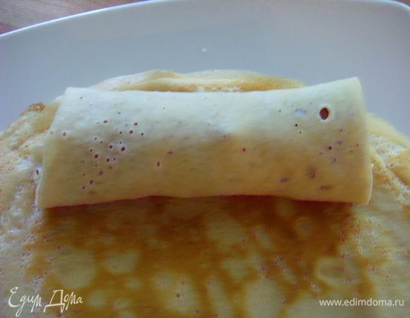 в рулетик. Так поступить со всеми блинами.