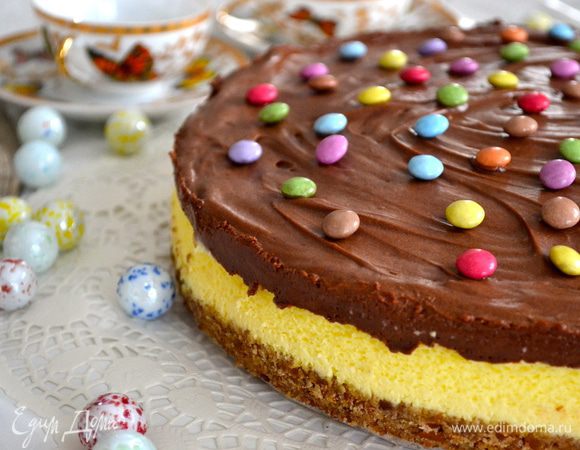 ... и украсить шоколадными конфетками в цветной оболочке. ))) 