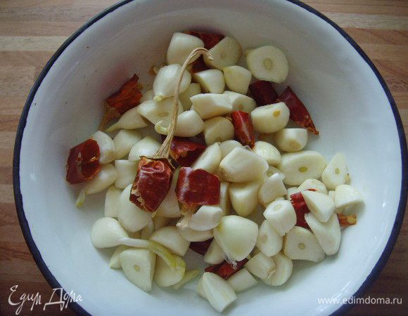 Почистить и порезать чеснок, перец чили.