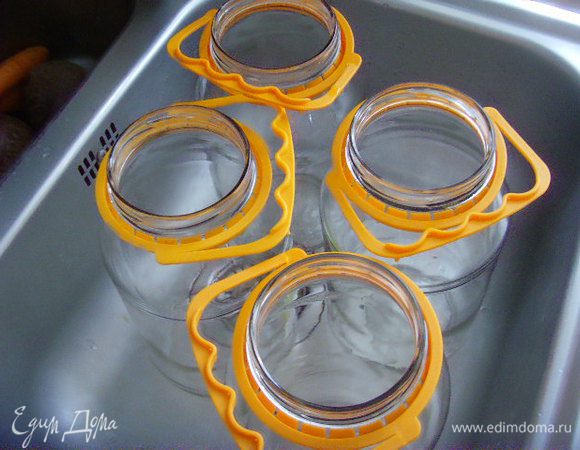 То же самое можно проделать и в банке (один метод экономит место, другой время). Банки вымыть.