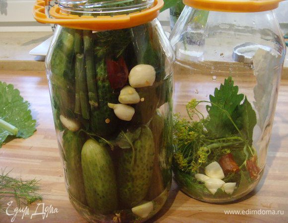 Теперь готовим соляной раствор. Он состоит из воды и соли. Соли нужно столько, чтобы на вкус для вас раствор оказался хорошо пересоленным. Залить огурцы соляным раствором до самого горлышка банки, а если вы делаете в емкости, то раствор должен покрывать огурцы ( можно поставить груз) и забыть о них на 2 дня. Через 2 дня разложить огурцы по банкам в перемежку с травами, чесноком и чили. (есть опастность поедания огурцов))), а рассол слить в кастрюлю и довести до кипения. Если же ваши огурцы уже в банках, то вам придется только слить рассол и закипятить его. Теперь осталось залить кипящим рассолом огурцы и плотно закрыть или закрутить банки крышкой. Мой папа здесь предпочитает перестраховаться и повторяет процедуру заливания кипящим рассолом два раза, давая при первой заливке банке хорошенечко прогреться в течении 3–5 мин. Затем банки переворачиваются вверх дном и остывают в течении ночи.