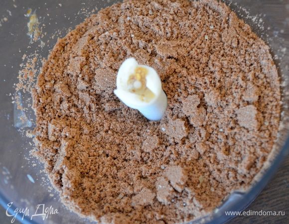 Печенье измельчить блендером в крошку