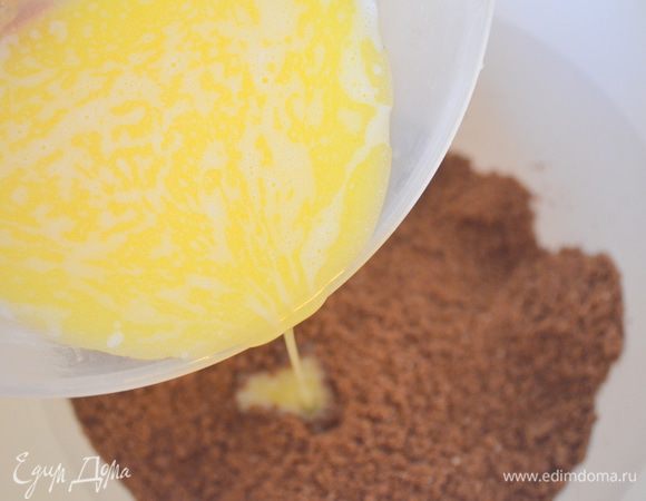 Влить растопленное сливочное масло и все перемешать