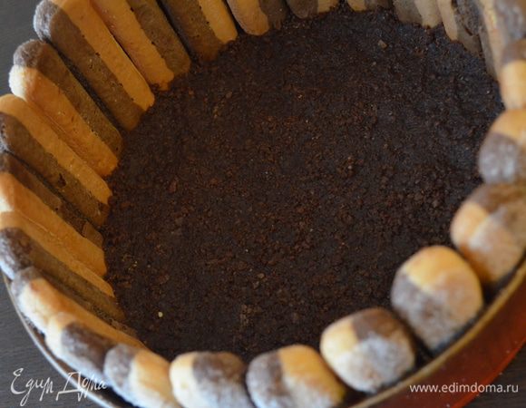 Выкладываем на дно форму (разъемная 24 см - не меньше!!!) и распределяем...